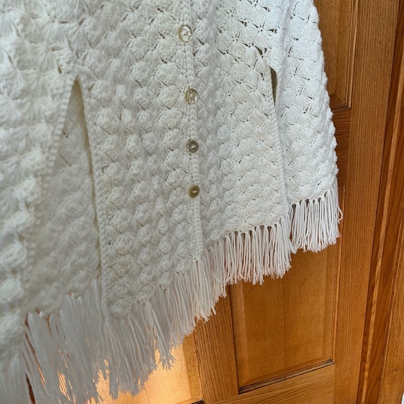 Elegant Cream Knit Cape - Picture 4 of 4